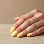 découvrez comment sublimer vos ongles avec une touche d'élégance douce grâce au jaune pastel, la couleur tendance qui illumine et adoucit votre style.