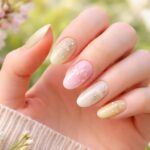 découvrez l'art des ongles printanier et sublimez vos mains avec des couleurs fraîches et tendances pour célébrer la beauté de la saison.