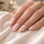 découvrez des idées élégantes d'ongles pour sublimer les invitées de mariage avec style et raffinement.
