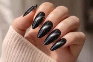 découvrez l'élégance hypnotique des ongles effet cat eye, une manucure tendance qui apporte profondeur et éclat à vos doigts pour un style unique et sophistiqué.