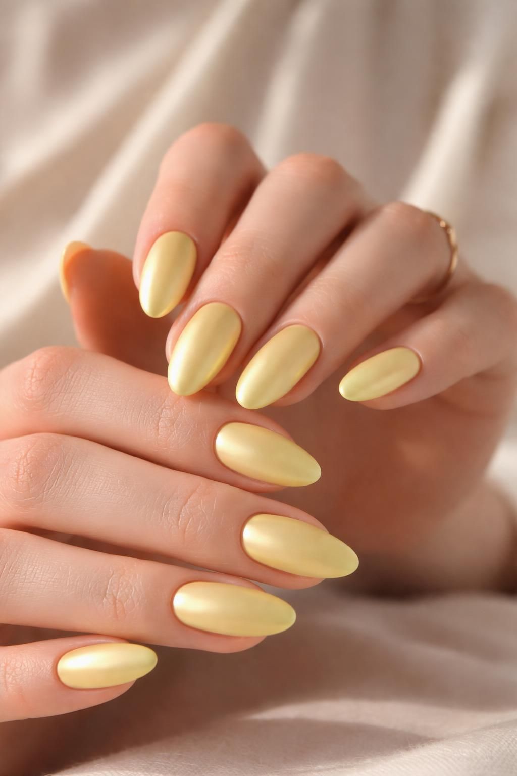 découvrez comment sublimer votre style avec des ongles jaune pastel, alliant élégance douce et tendance raffinée pour un look unique et moderne.