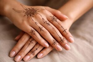 découvrez des motifs de henné simples et élégants pour sublimer vos mains avec finesse et originalité. idéal pour toutes les occasions.