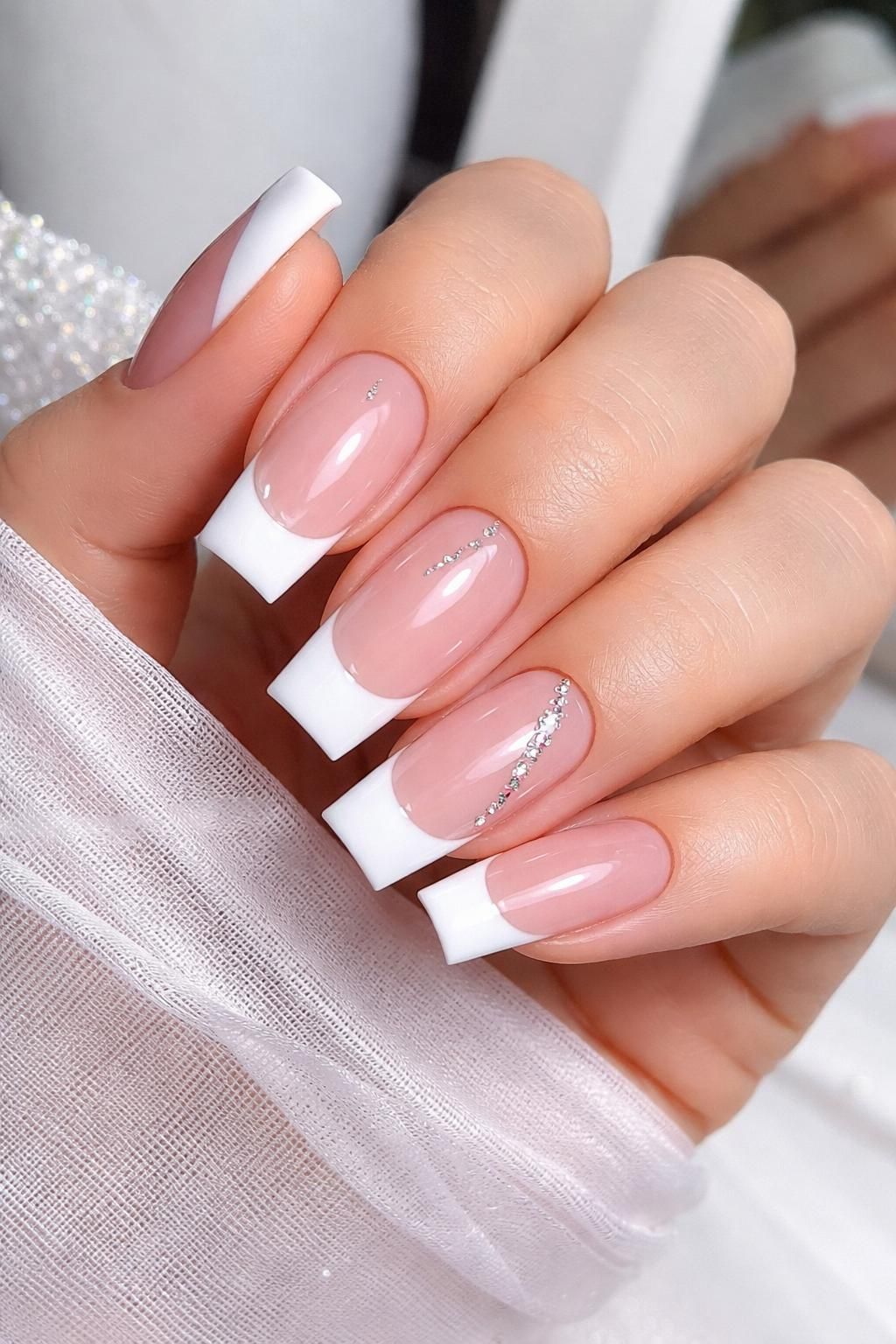 découvrez l'élégance moderne des ongles en acrylique aux formes carrées, une tendance chic et sophistiquée pour sublimer vos mains avec style.