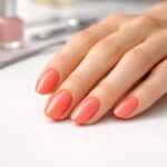 découvrez comment sublimer vos ongles avec notre gel au magnifique teint corail, pour des mains élégantes et pleines de charme.