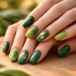 découvrez les tendances ongles de l'été avec des nuances de vert tropical pour sublimer vos mains et adopter un look frais et naturel.