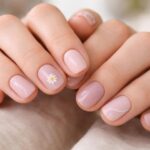 découvrez les tendances printemps pour sublimer vos ongles courts avec élégance grâce à des astuces et styles modernes, parfaits pour un look chic et naturel.