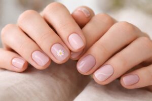 découvrez les tendances printemps pour sublimer vos ongles courts avec élégance grâce à des astuces et styles modernes, parfaits pour un look chic et naturel.