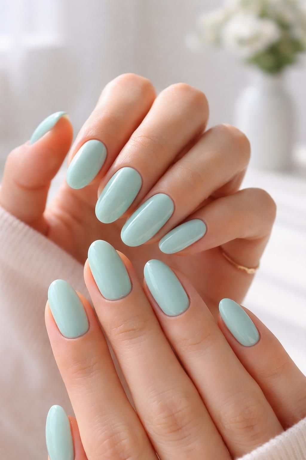 découvrez comment adopter le vert d'eau sur vos ongles pour apporter une touche de fraîcheur et d'élégance à vos mains, idéale pour un style tendance et raffiné.