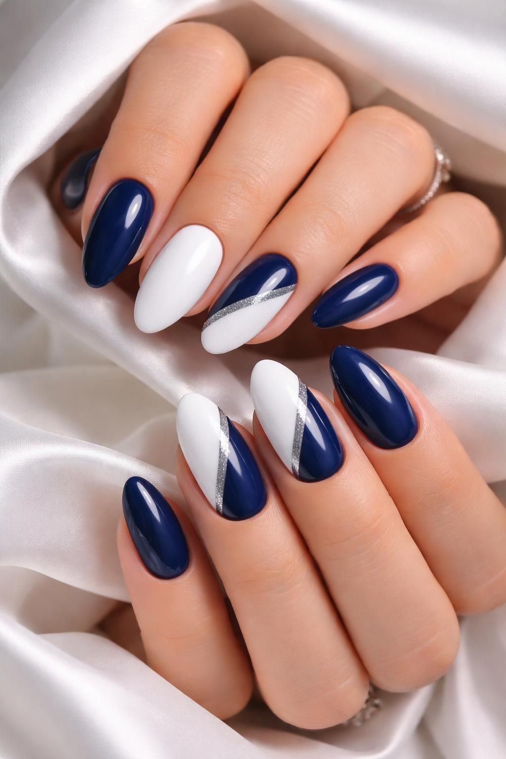 découvrez comment sublimer vos ongles avec l'éclat bicolore des nuances bleues et blanches pour un look élégant et tendance.