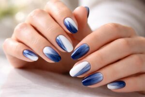 découvrez comment sublimer vos ongles avec l'éclat bicolore alliant des nuances bleu profond et blanc éclatant pour un style élégant et tendance.