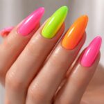 découvrez éclat néon, la tendance gel fluo qui sublime vos ongles avec des couleurs vives et éclatantes pour un look moderne et stylé.
