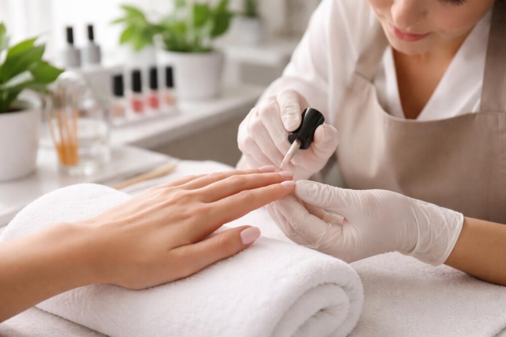 découvrez l'art et le soin des ongles pour révéler toute leur beauté avec des techniques professionnelles et des conseils experts.