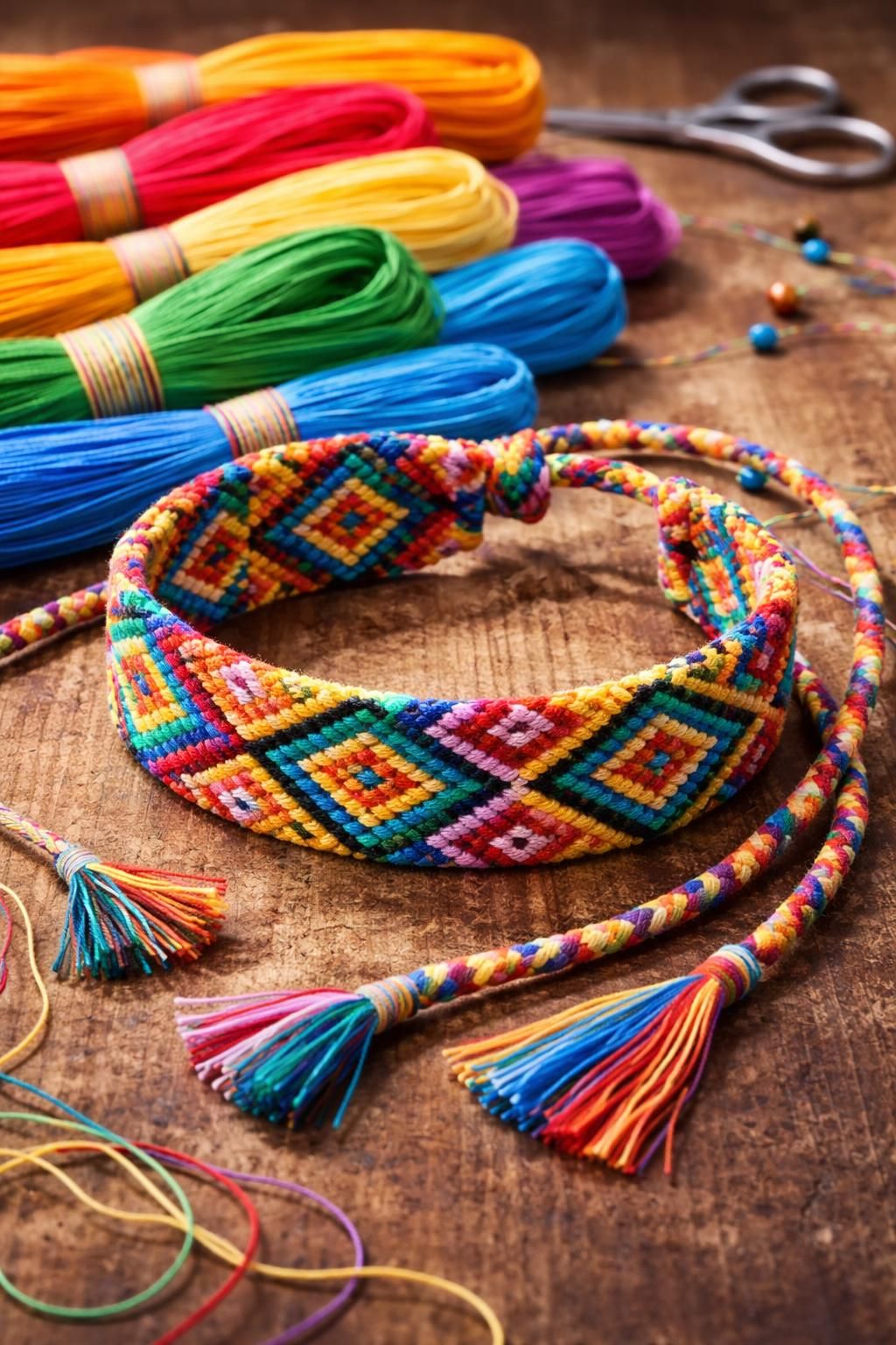 découvrez les bracelets brésiliens, l'accessoire coloré et tendance qui apporte une touche estivale et bohème à toutes vos tenues cet été.