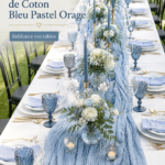 Chemin de table en mousseline de coton bleu pastel sur une table élégante