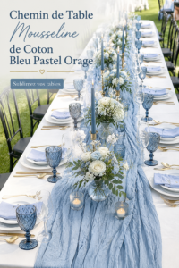 Chemin de table en mousseline de coton bleu pastel sur une table élégante