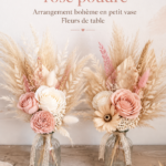 Un élégant centre de table en rose blush avec des fleurs pampas pour un mariage boho.