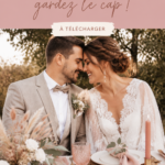 Une checklist de décoration de mariage sur une table avec des accessoires de fête en arrière-plan