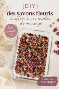 Des savons fleuris en préparation, idéaux comme cadeaux de mariage