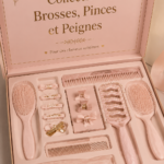 Collection d'accessoires de coiffure avec brosses, pinces et peignes.
