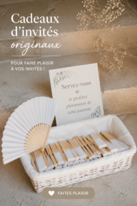 Sélection de cadeaux d'invités originaux sur une table de fête.