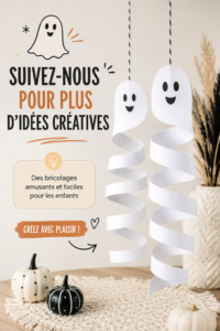 Un fantôme en spirale suspendu pour Halloween dans une décoration festive.