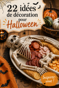 Maison décorée pour Halloween avec des citrouilles et des toiles d'araignée.