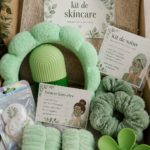 Femme appliquant un soin de visage dans sa routine skincare avec un kit adapté