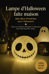 Lampe DIY d'Halloween illuminée dans une pièce sombre, décorée de citrouilles et toiles d'araignée