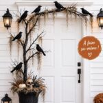 Un arbre décoré pour Halloween sur un porche, avec des éléments DIY tels que des lanternes et des toiles d'araignée.