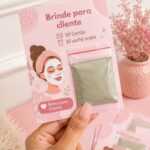 Cadeaux clients avec sachets de terre et cartes personnalisées, une idée originale.