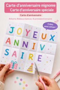Carte d'anniversaire mignonne et colorée faite main avec des embellissements.