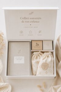 Coffret souvenirs rempli de photos et objets d'enfance sur une table
