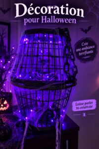 Maison décorée pour Halloween avec des citrouilles et des toiles d'araignée.