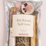 Un joli kit de rituels d'amour de soi sur une table en bois avec des éléments apaisants.